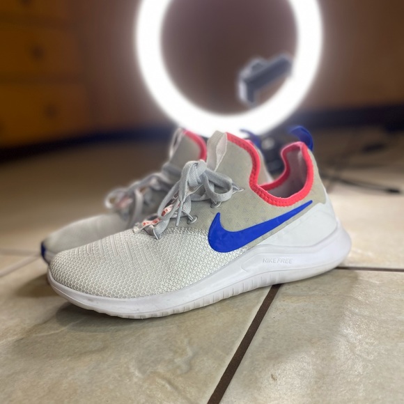 nike free tr8 white metallic silver